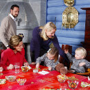 The Royal Family decorating gingerbread men, christmas 2007  (Photo: Lise Åserud, Scanpix)